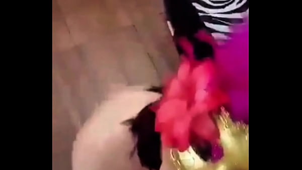 Sacando leche al amigo del cornudo