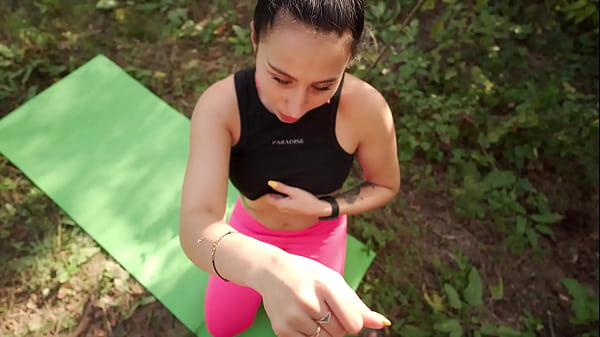 Kíváncsi jógázó lányt megdugtam az erdőben