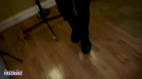 Barna szépség nagy cicikkel élvezi a faszszopást és a dugást