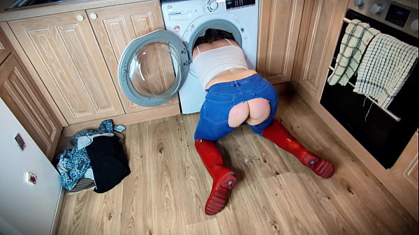 Esposa burra presa na máquina de lavar roupa analisada