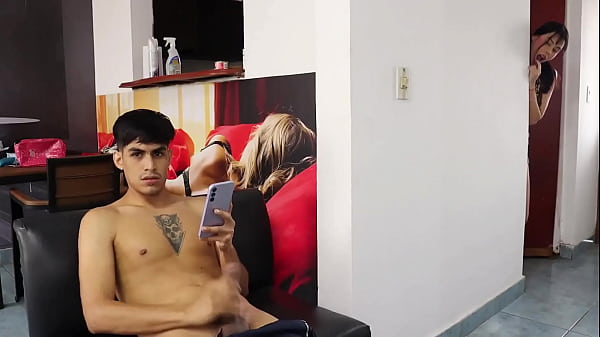 ME ESTABA MASTURBANDO EN LA SALA DE MI CASA Y LLEGA MI HERMANASTRA Y ME MIRA TOCANDOME LA POLLA Y ME AYUDA