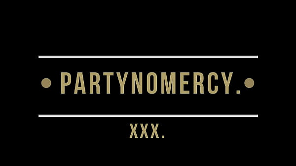 Mi timida hermanastra llega de su viaje a Europa y le doy la bienvenida con una rica cogida. H.L.