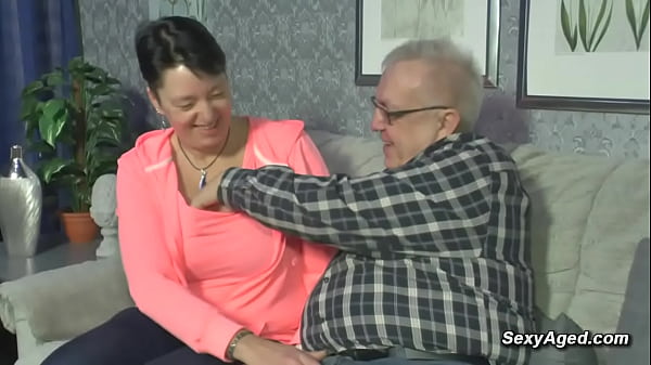 Casal amador alemão curtindo sexo apaixonado no sofá