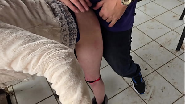 Főbérlő megosztja a feleségét két férfival kint