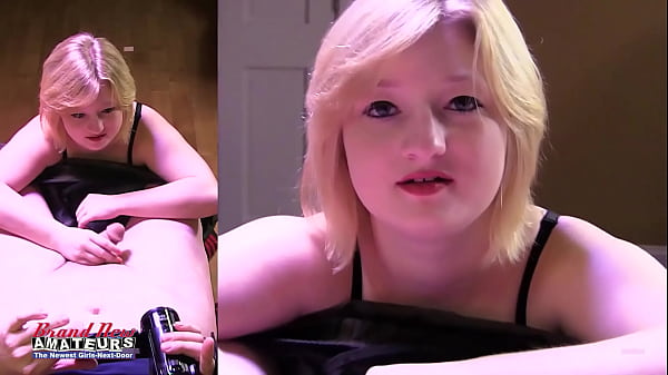 Halloween-i csaj izgató módon szopja és nyelni a férfi spermáját