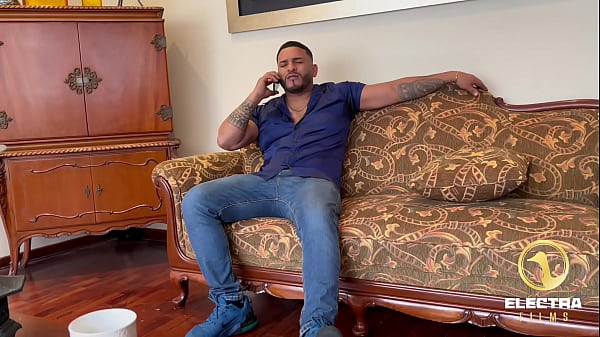 Predicadora reformada toca la puerta de un hombre arrecho. y este le hace volver a su vida de mundana de antes (ERA NINFÓMANA)