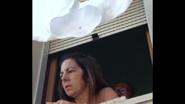 Teresa jones in bagno mi masturbo mentre la guardo poi la scopo alla finestra mentre guarda fuori