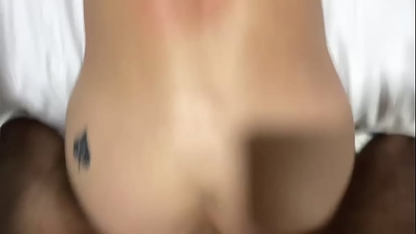 Je me fais prendre et remplir mon petit cul d’