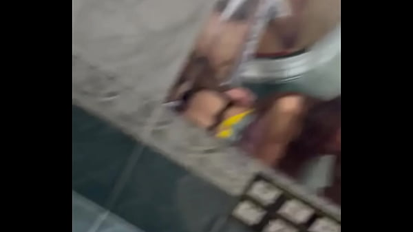 Me cogi a mi compañera del colegio en un baño público