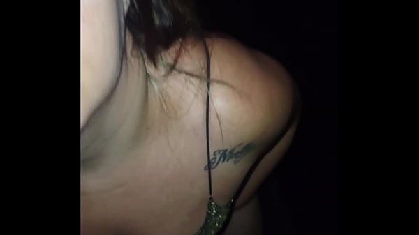 Esposa chupa o corno enquanto é tocada por estranhos no Glory Hole