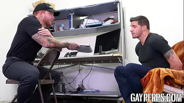 Tetovált őrt kanos tolvaj megdugta a seggében