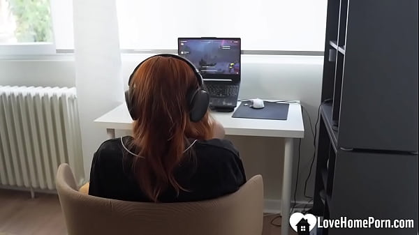 Gamer gets fucked while playing some Helldivers