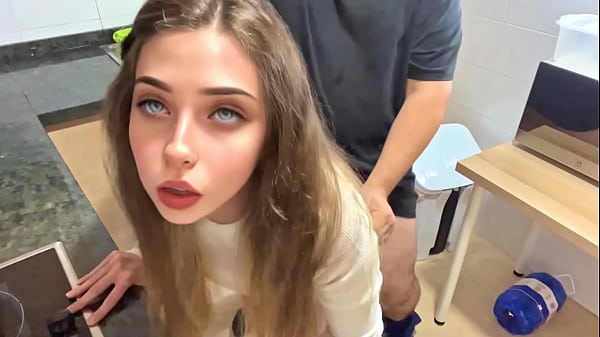 La chica  que limpia en casa me pone caliente con sus jeans , la follo duro como le gustan a esa edad