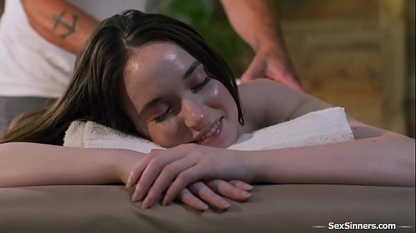 Massagistas tarados focam em 1 cliente para foder