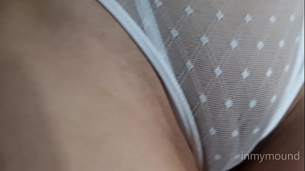 Mostrando minha calcinha branca transparente e minha bunda.