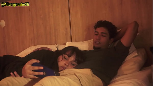 Mirando una pelicula con mi hermanastro y sin querer me trague su pene(Casi nos descubren) ALISONGONZALEZ26 X FANTASIAHARDCORESEX