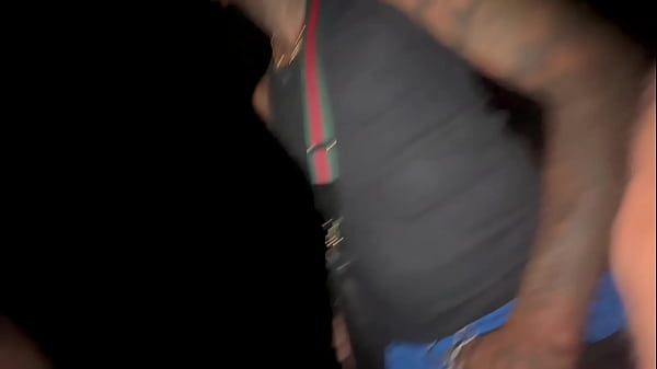 Eu e meus amigos botamos a putinha para dar para geral no arpoador de Copacabana