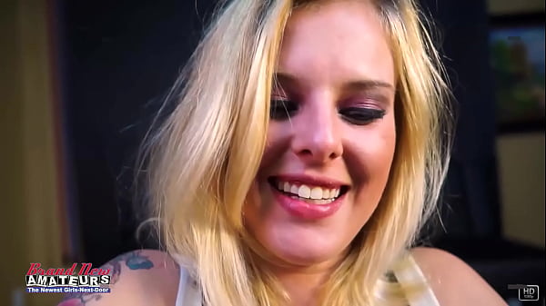 Bűbájos szőke lány mély torokszopást ad és mélyen megbasszák