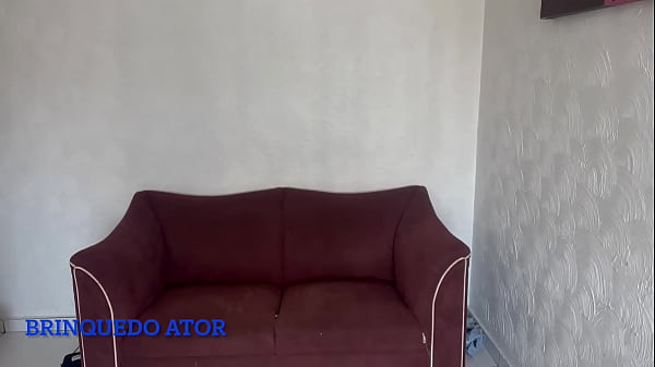 SEXO GOSTOSO COM ESSA MAGRINHA E ELA TIRA A CAMISINHA PARA SENTIR O PAU NA BUCETA E DÁ ATÉ O CUZINHO