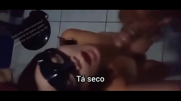 Me tremi toda no pau grosso do vizinho enquanto meu corno assistia calado