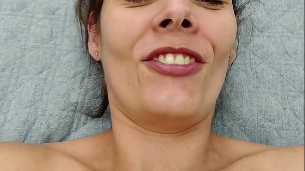 Coroa vagabunda sorrindo enquanto empurro forte a rola na bucetona gostosa dela