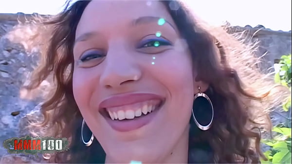 Uma jovem árabe é fodida e esguicha para todo lado.