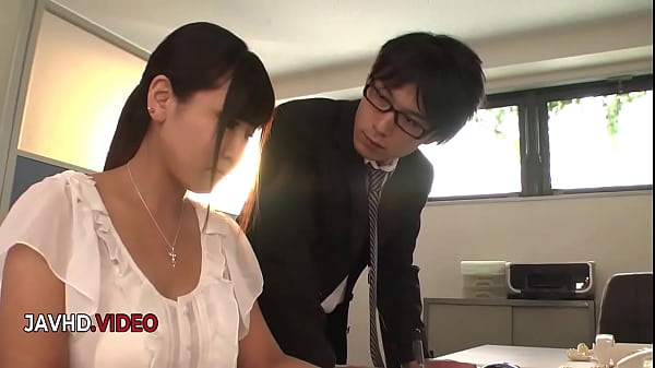 Kinky japán nagy mellű nő élvezettel szopja a nedves farkat