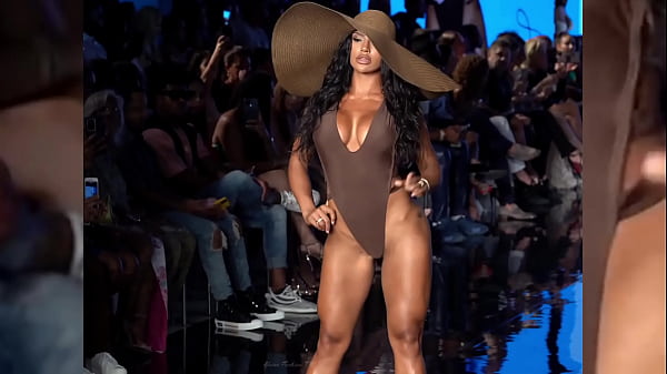 hot latinas on catwalk Thumbnail