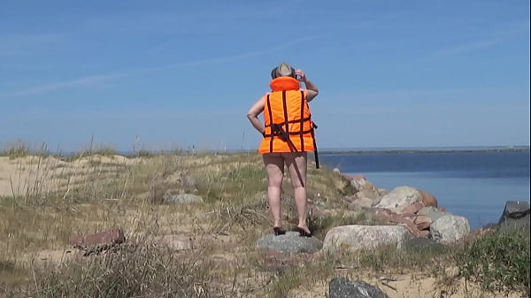 Szőke partmenti mentőnő nagy fenékkel