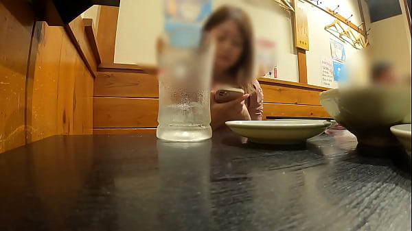 やらせなし完全リアル【個人撮影】【隠し撮り】25歳　物静かで可愛い娘　夕飯の後　ホテル飲みで犯され　舌出して喘ぐ　毛マン　日本人　素人