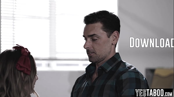 Kis szőke tinilányt keményen megdugja a tanárnő