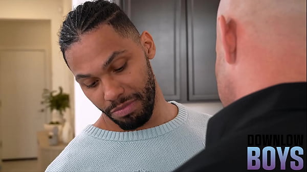 BAIXE, GAROTOS - Tony, o tarado, rasteja em busca do volume enorme no pau do Brock