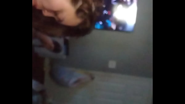 Kövér csaj bemutatja a szopási tudását