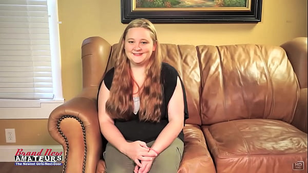 Szőke cici nagy mellű lány mély torokban és dús mellel kényeztet