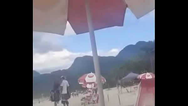 Luna Oliveira mostra a buceta e ganha uma bela chupada na praia