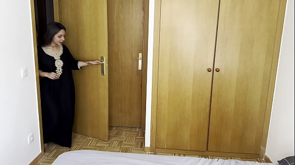 La árabe Hiba Hakim prueba dos buenas pollas españolas doble penetracion