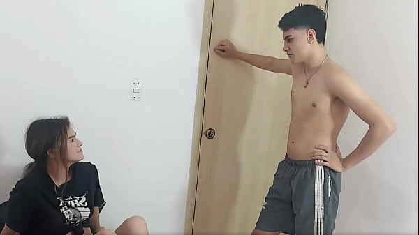 MI HERMANASTRA ME SACA TODA LA LECHE CON SU PEQUEÑO COÑO APRETADO ESPERO QUE NO NOS DESCUBRAN