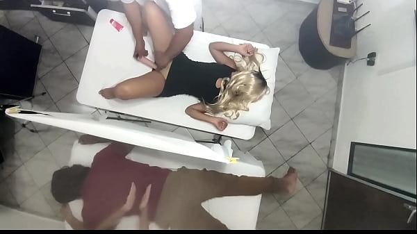 Video Grabación Real Como el Masajista Tiene Sexo con la Mujer al Lado de su Marido