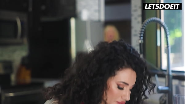 MILF Ivy Wolfe Steamy Lesbian Fuck with Hot Roommate Arabelle Raphael - A GIRL KNOWS