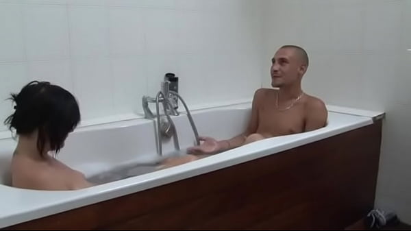 Amateurse koppel met een getatoeëerde bruine die hard wordt gefuukt