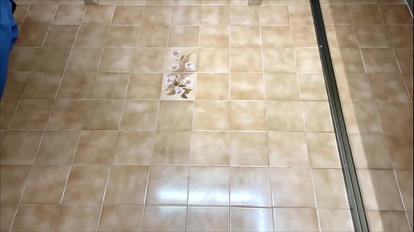 Camara en baño del doctor graba a paciente y enfermera meando