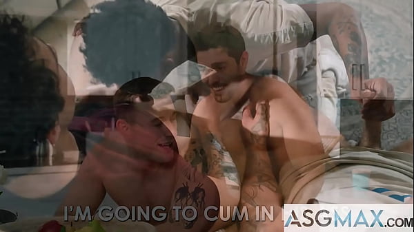 Heteró sportolók körbeállva élvezik ki egymást