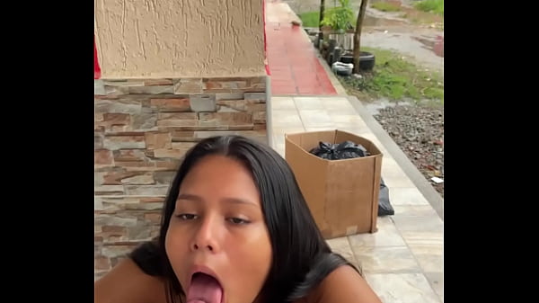 PUTA COLOMBIANA CHUPA UNA POLLLA EN LA CALLE Y ES PILLADA POR SU VECINA