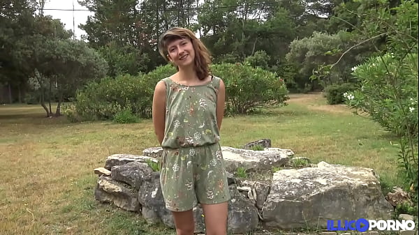 Melany découvre les plaisirs d'une grosse queue d'afro