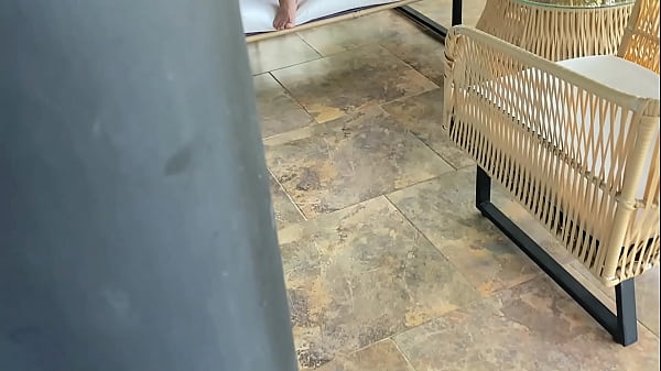 Espio a mi madrastra y la veo como se chorrea en el sofa