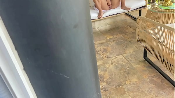 Espio a mi madrastra y la veo como se chorrea en el sofa