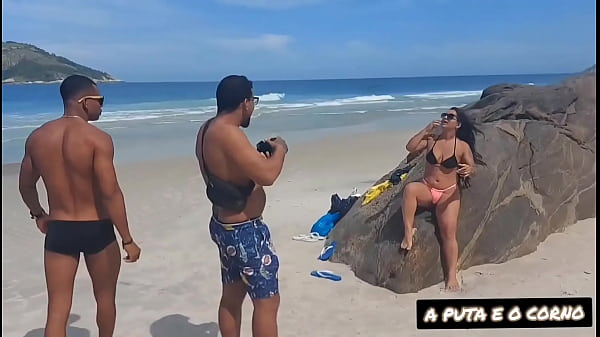 ENSAIO FOTOGRAFICO ACABOU EM MUITO SEXO COM DOIS NEGAO NA PRAIA DE NUDISMO