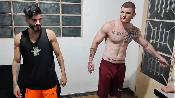 Carmona levou seu amigo Hisak em casa, ele saiu e eu dei pro amigo dele