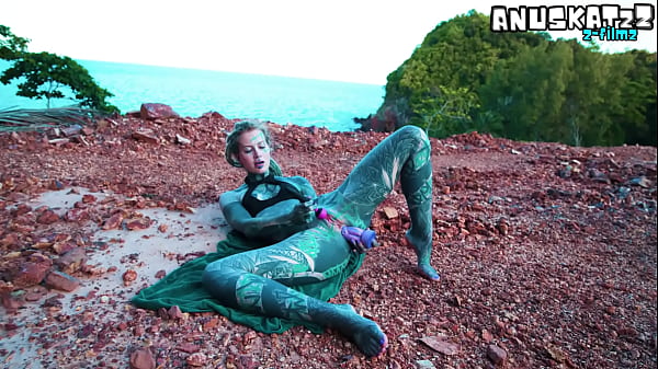 Dildós játék a segglyukamon amíg pisilni nem kezdek