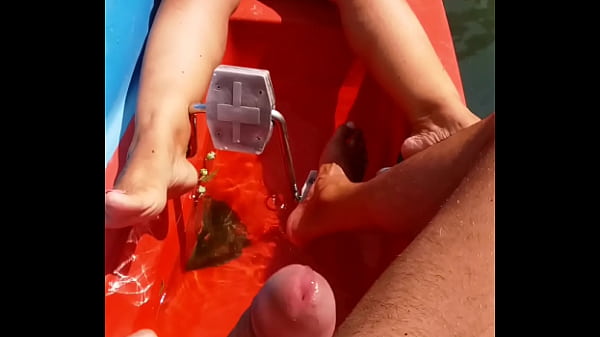 Mio marito mi fa video mentre mi masturbo la figa sulla barca in riva al lago era pieno di gente che sicuramente guardava, tutto molto eccitante!